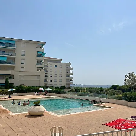 Les Pins Bleus * أنتيب